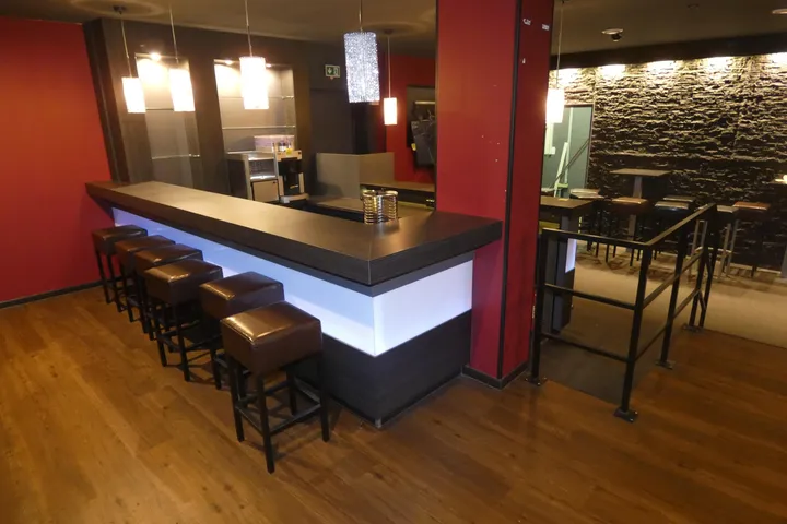 Komplette Bar mit 6x Barhocker Maße in cm ca. 355 x 272 / Hinweis: ohne Position 610, 611